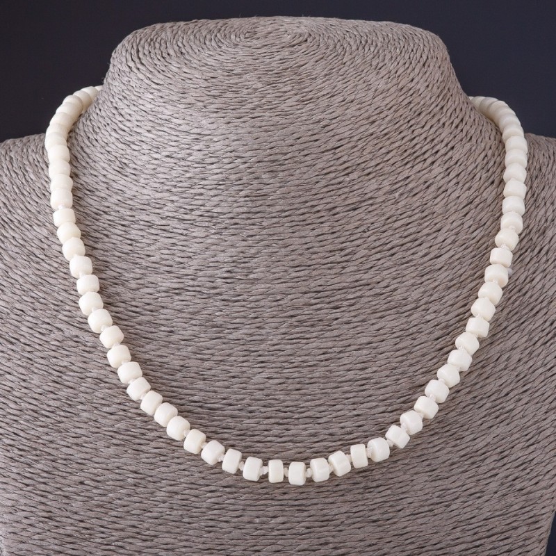 Náhrdelník z bílého korálu, diskové korálky, délka 45 cm, průměr 4×6 mm