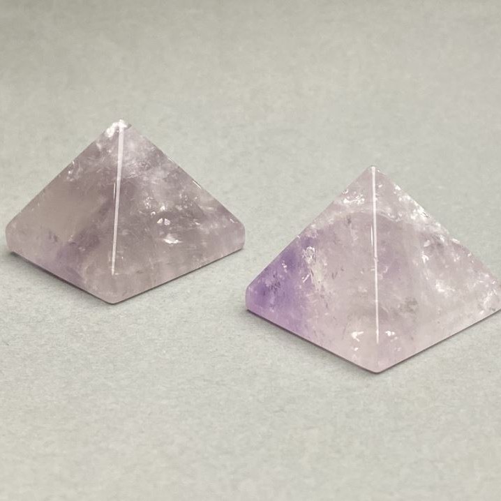 Pyramida – suvenýr z přírodního kamene ametyst (+-), výška 25 mm, délka 30 mm