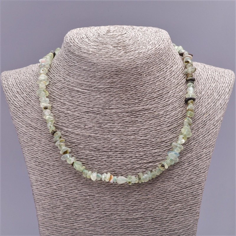 Náhrdelník z prehnitu, galvanizovaný příčník, průměr 8 mm (+-), délka 47 cm