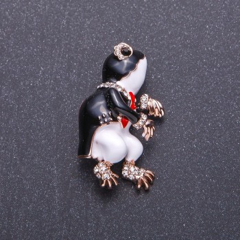 Brož Žába dirigent ve fraku, zlatý odstín kovu, 3,5×2 cm