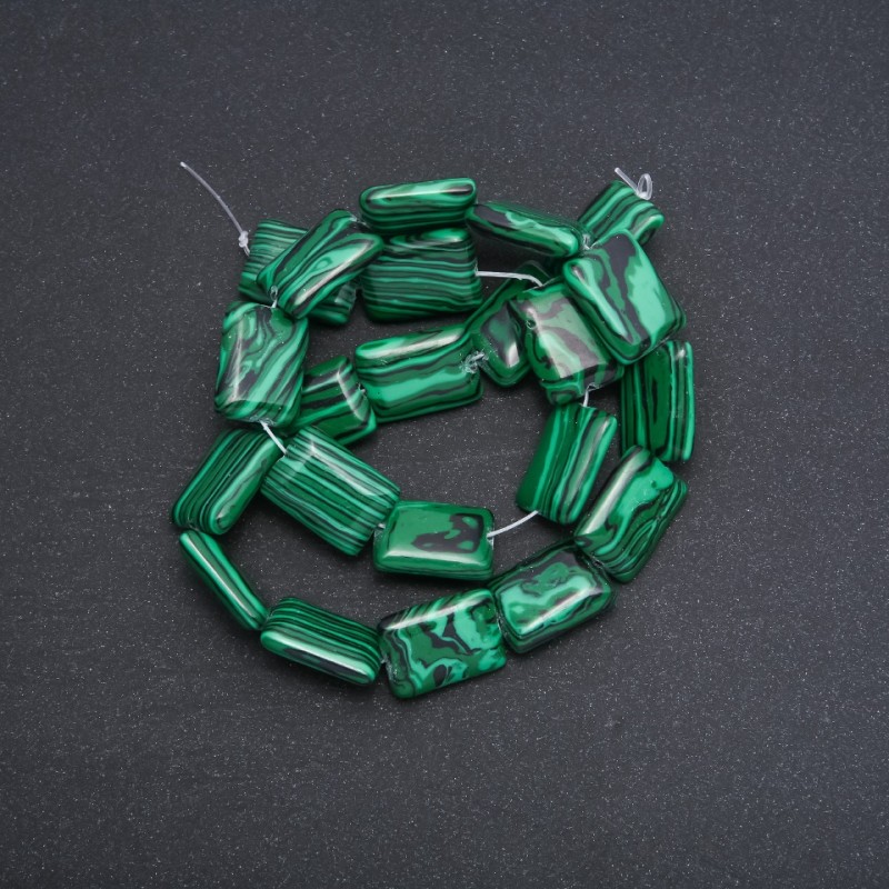 Korálky z malachitu (lisované). Obdélníkové, rozměr 13×18×4 mm, navlečené na šňůrce délky 39 cm