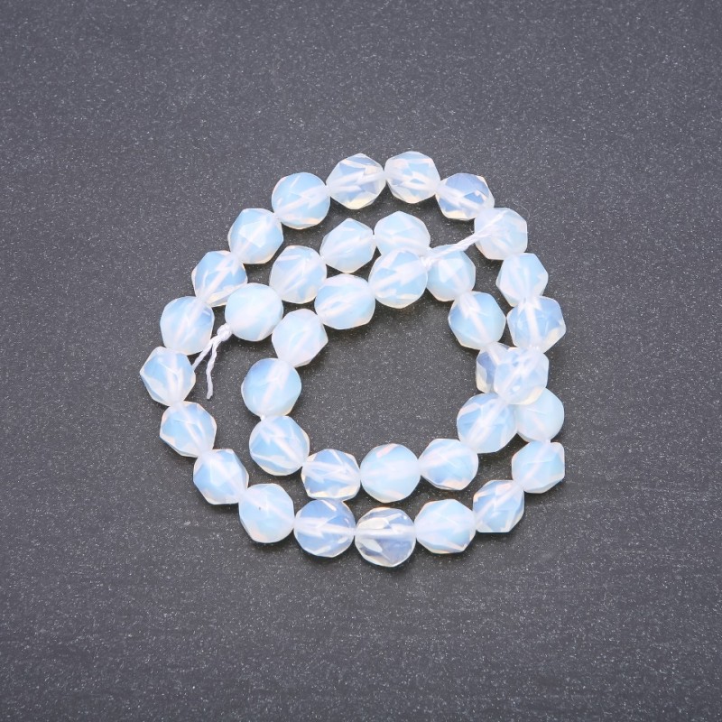 Korálky Měsíční syntetické víceúhelníkové, průměr 8×10 mm, na niti 40 cm