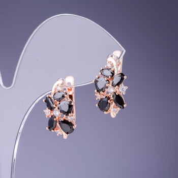 Náušnice se černými krystaly o rozměrech 19×10 mm ve zlatavém kovu