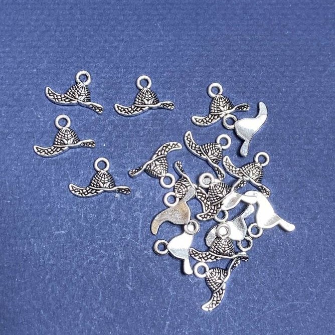 Přívěšek – klobouk 16×10 mm, balení 20 g ± 30 ks