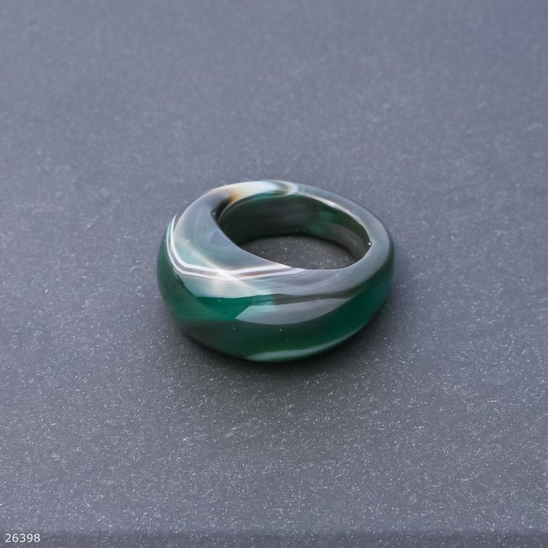 Prsten ze zeleného achátu, výška 6,5–15 mm, šířka 4–8 mm, průměr 19 mm