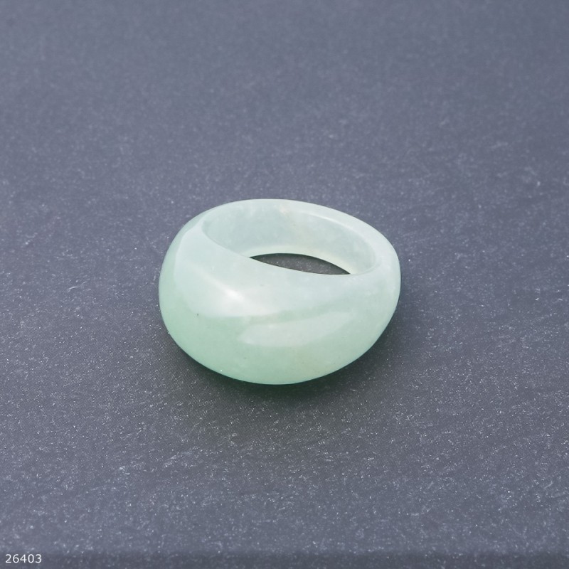 Prsten z přírodního nefritu, výška 6,5–15 mm, šířka 4–8 mm, průměr 20 mm