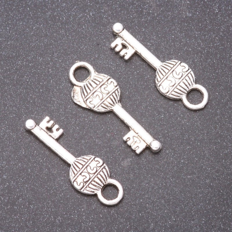 Přívěšek – Klíč, rozměry 17×9 mm, vnitřní průměr 3 mm, balení 20 g ± 19 ks
