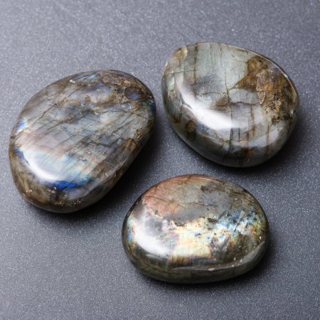 Výprodej: suvenýr z přírodního kamene labradorit, cena za 100 g, velikost 53–85 × 40–53 mm, různé velikosti