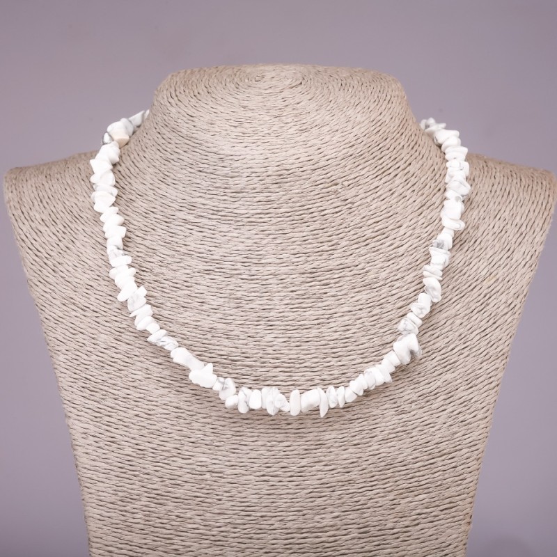 Náhrdelník z přírodního chalcedonu, drobné zrníčka o průměru 5–8 mm, délka 42–48 cm