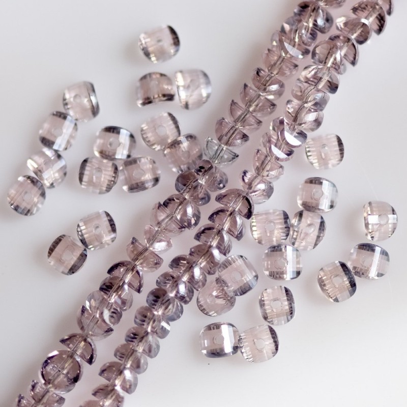 Křišťálové korálky ve stylu Swarovski, světle fialové, rozměry 2,5×4 mm, navlečené na niti o délce 48 cm