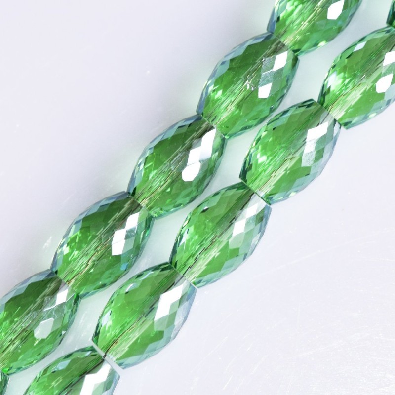 Křišťálové broušené korálky světle zelené, průměr 8×12 mm, délka šňůry 70 cm