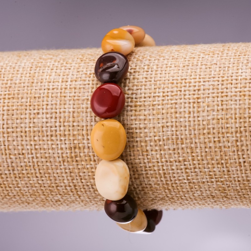 Náramek z jaspisu Mookaite, nepravidelně tvarované korálky, průměr 12×10 mm, délka 18 cm na gumičce