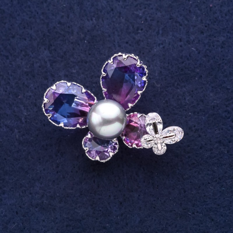 Brož motýl se Swarovski krystaly modro-ružové, 37 × 28 mm, bílý kov