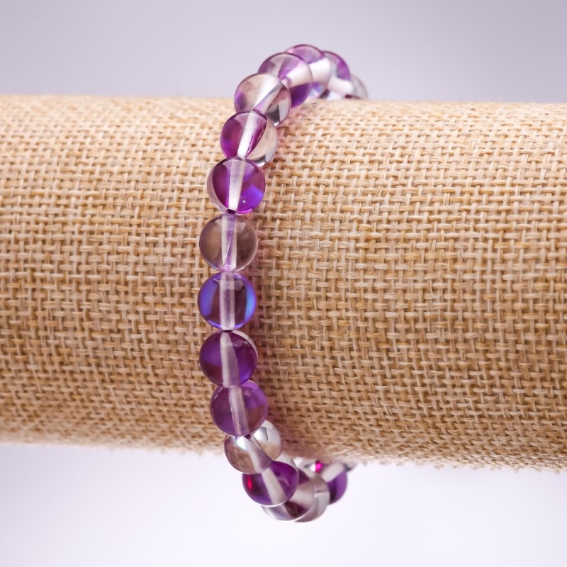 Náramek z opálového skla fialového odstínu, hladká kulička, průměr 8 mm, délka 18 cm, na gumičce