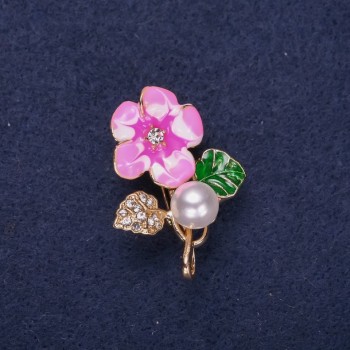 Brož Květina se perlovou korálkou, smalt, krystaly, barvy bílé, zelené a růžové, 32×23 mm, zlatistý kov
