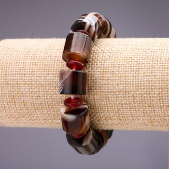 Náramek z achátu ve tvaru barila 15×12(±)mm, délka 18 cm na gumičce