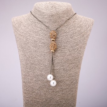 Přívěšek ve tvaru kravaty se žlutými štrasami na dlouhém řetízku z kovu 'černé zlato', rozměr 16×48 mm, délka 70 cm