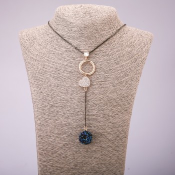 Přívěsek se štrasami na dlouhém řetízku z kovu «černé zlato», průměr 113 × 23 mm, délka 70 cm