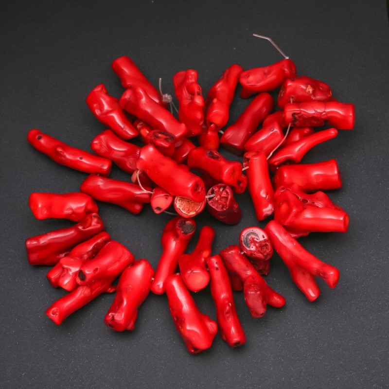Korálové korálky z červeného korálu, facetované – větvičky, velikost 10×40 mm ± (cena za 100 g)