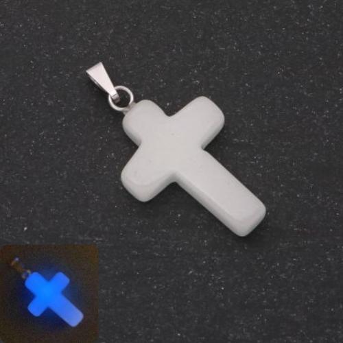 Přívěšek kříž z onyxu 18×27 mm se modrým světlem