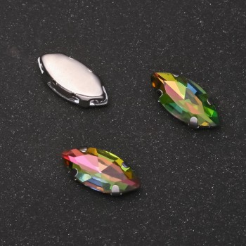 Cena za balení /10 ks. Přišívatelný krystal v čepu, oválný 7×15 mm, duhový