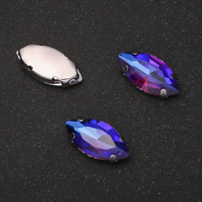 Cena za balení /10 ks. Oválný šitý krystal s čepem 9×18 mm modro-malinový