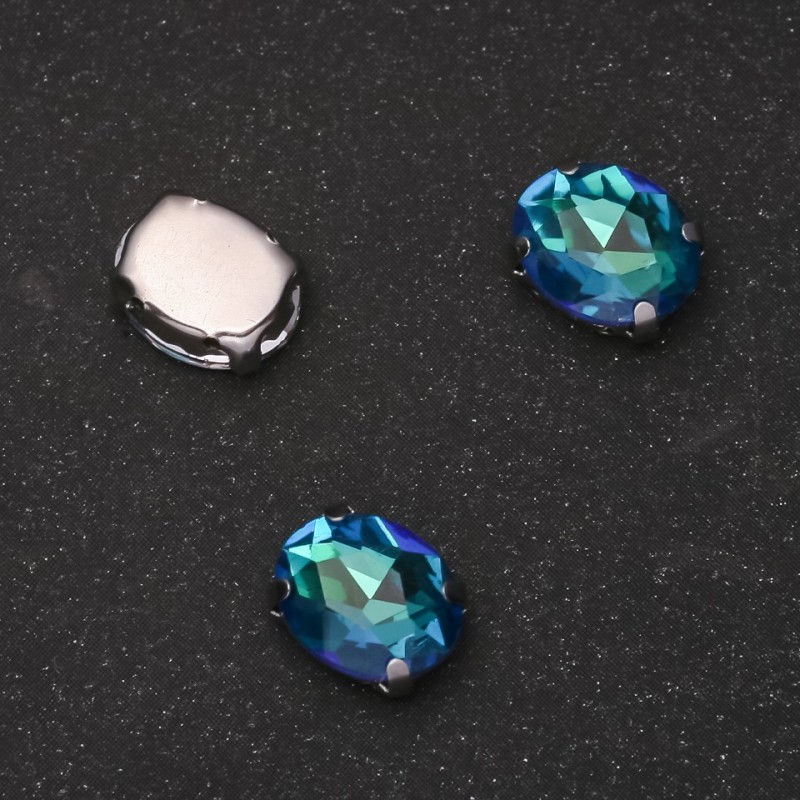 Cena za balení / 10 ks. Šitý krystal s kovovou čepičkou, oválný 8×10 mm zeleno-modrý