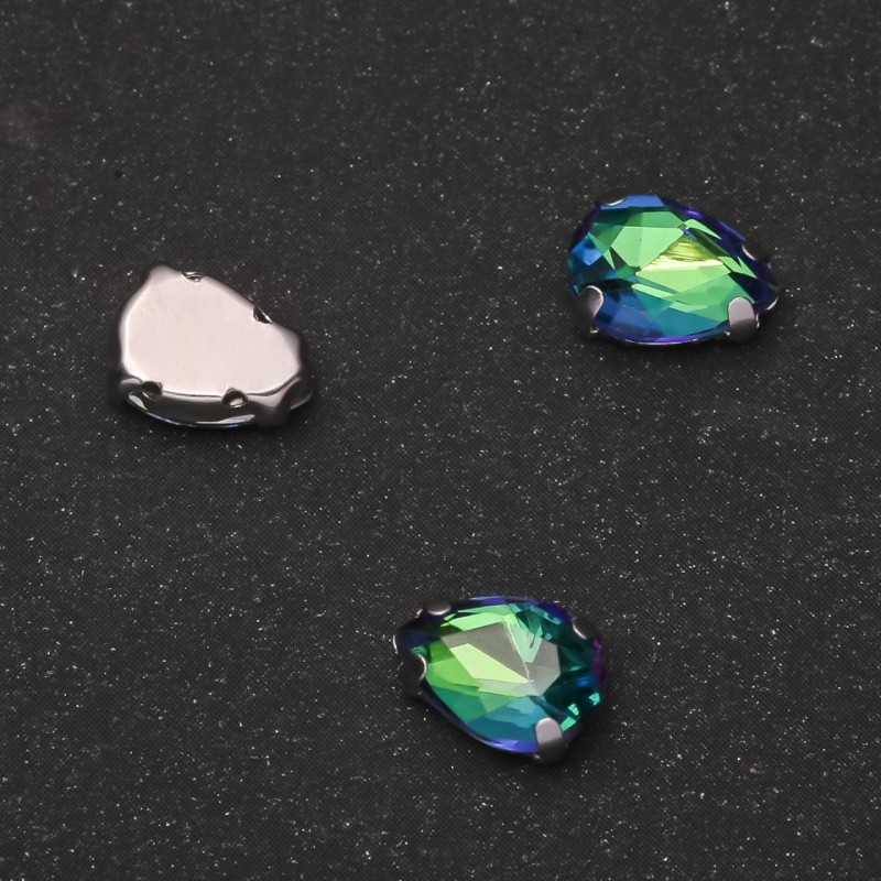 Cena za balení /10 ks. Přišitelný krystal ve tvaru kapky 7×10 mm zeleno-modrý