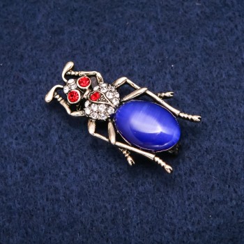 Brož s broukem, cabochonem kočičího oka a krystaly, zlatý kov 23×40 mm
