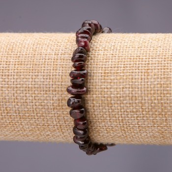 Náramek z přírodních kamenů – granátové drobky, průměr cca 7 mm na gumičce, délka 18 cm