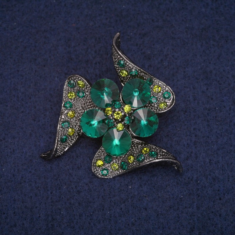 Brož Květ se zelenými krystaly, šedý kov 41×41 mm