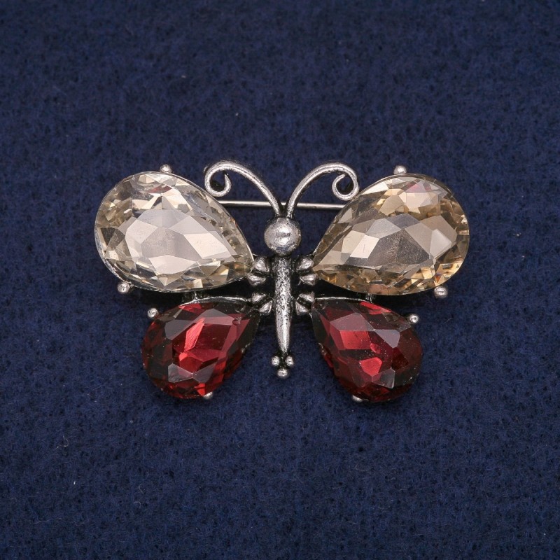 Brož motýl s krystaly šampaňského a bordó, šedý kov 26×41 mm