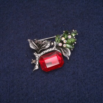 Brož Větvička s červenými a zelenými krystaly a štrasami, šedý kov 25×34 mm