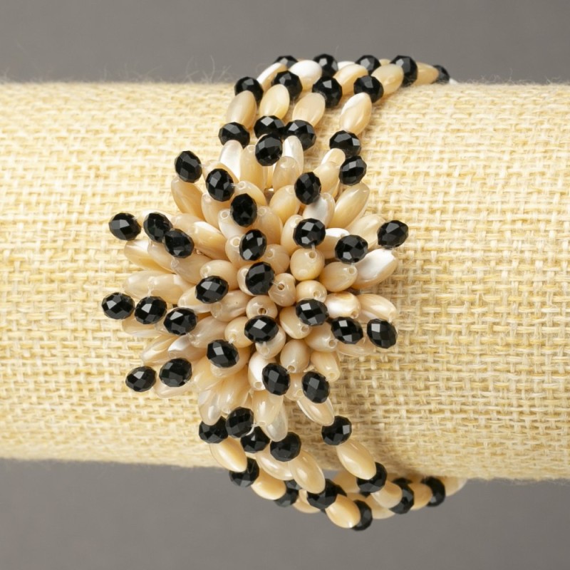 Náramek na gumičce z perleti a českého skla