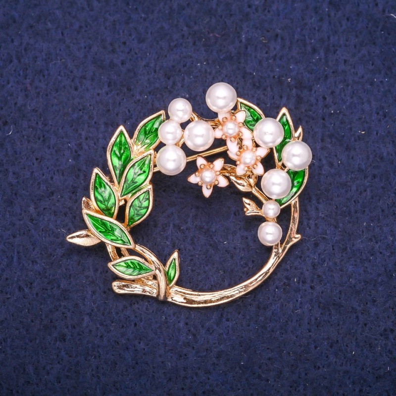 Brožka Věneček s perlovými korálkami a smaltem, barva bílá a zelená, 41×35 mm, zlatý kov