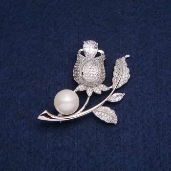 Brož Růže se bílými krystaly a korálkem 47×36 mm, stříbrný kov