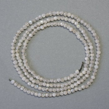 Korálky z labradoritu na šňůrce – brusované korálky o průměru cca 2 mm, délka 38 cm