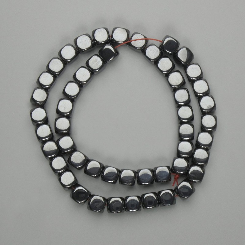 Kostkové hematitové korálky na niti, průměr 8×8 mm, délka 40 cm