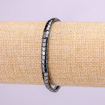 Náramek na gumičce z hematitu ve tvaru zig-zagu, rozměry 5×4×3 mm, délka 18 cm