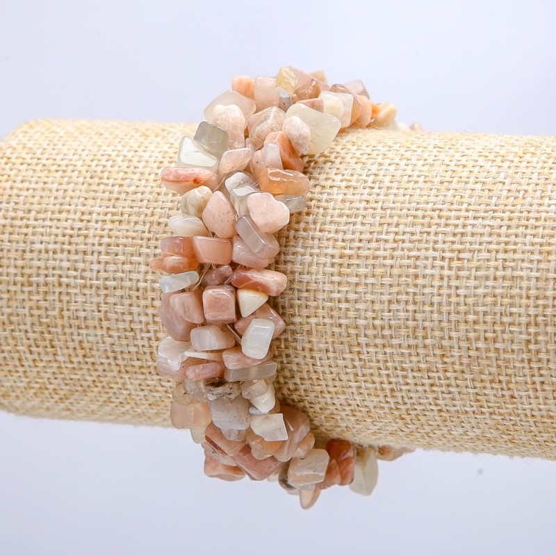 Náramek široký z přírodního kamene selenit, drobné úlomky 6 mm +-, obvod 18 cm, šířka 2 cm +