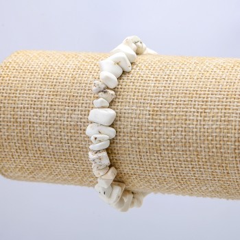 Náramek z howlitového kamene, kuličky o průměru cca 7 mm, obvod 18 cm