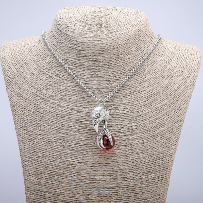 Přívěšek „Pták s koulí“ 47×18 mm na řetízku, délka 70 cm stříbřitý kov