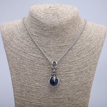 Přívěšek 'Tlapa se sférou' 45×20 mm na řetízku, délka cca 70 cm, stříbrný kov