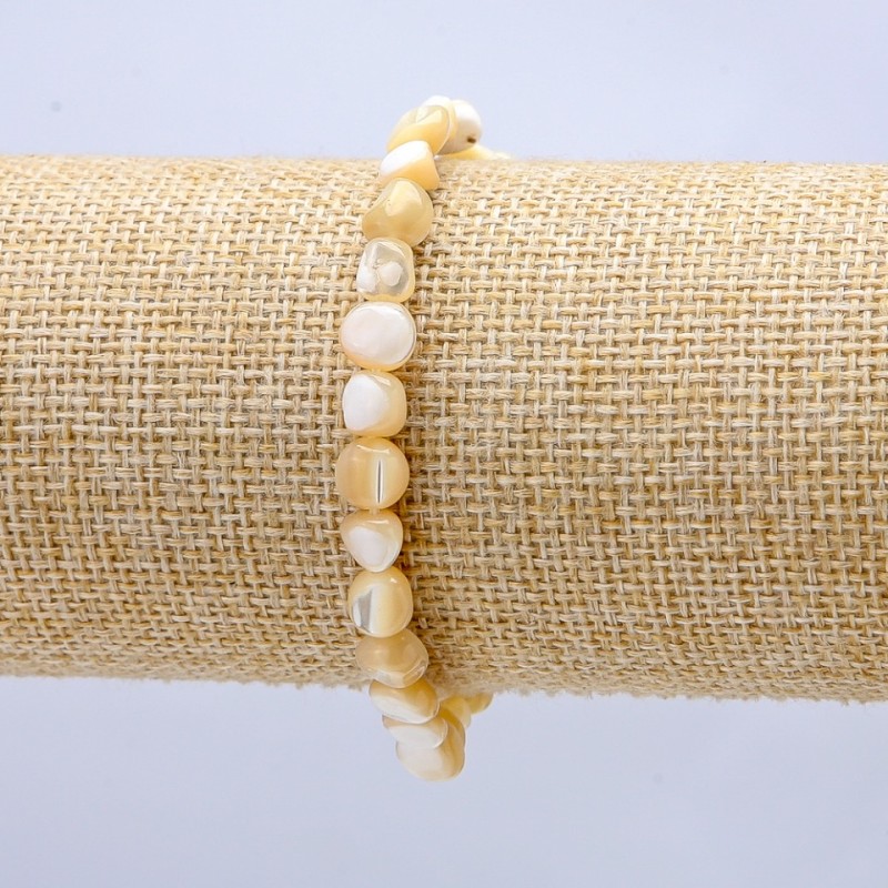 Náramek na pružné gumičce z přírodní perleti béžové, kulaté korálky, průměr 7×5 mm