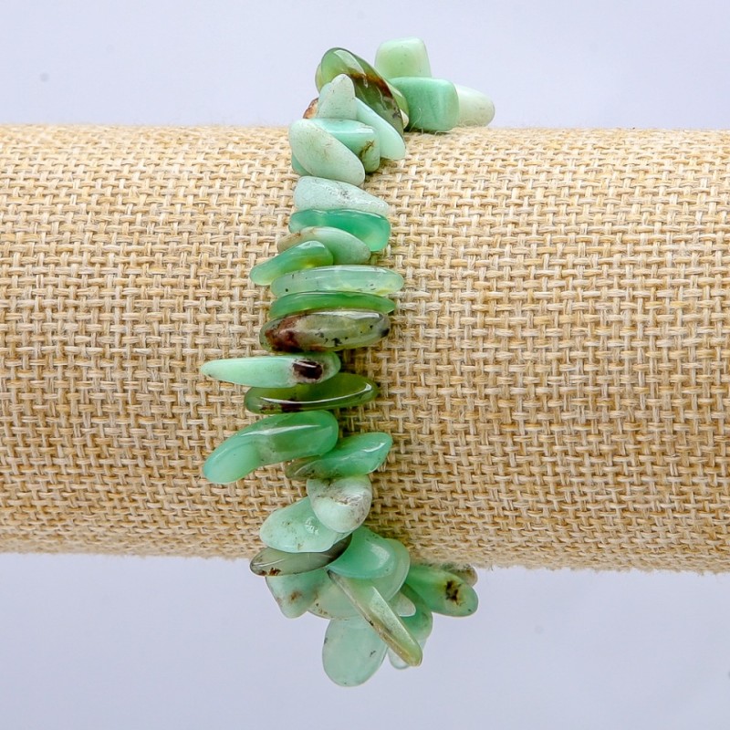 Náramek z elastické šňůrky z přírodního kamene chrysoprasu – drobek ve tvaru jehly, průměr 15×5 mm