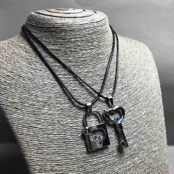 Párové přívěsky Klíč a Zámek, stříbrný kov, modré a růžové štrasové kamínky 45×30 mm + -, délka 45–50 cm