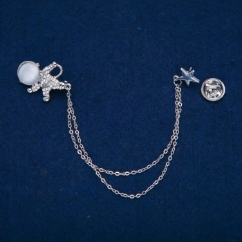 Brož kosmonaut s cabochonem kočičí oko a bílými štrasovými kamínky, stříbrný kov 27×20 mm + -, délka 12 cm +