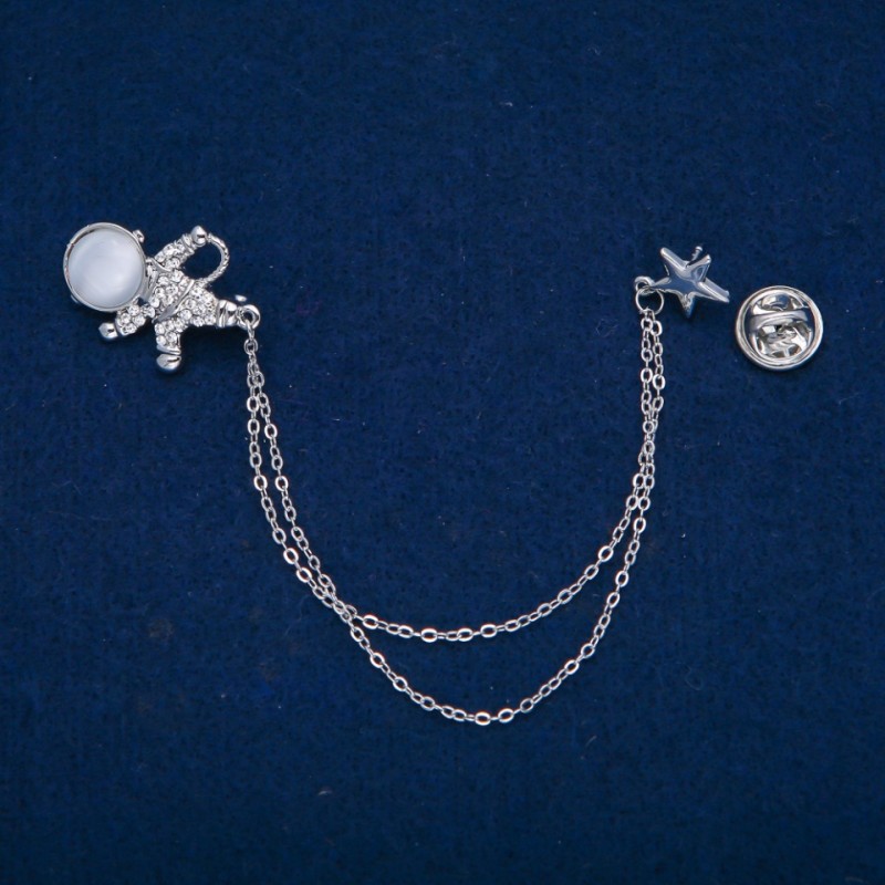 Brož kosmonaut s cabochonem kočičí oko a bílými štrasovými kamínky, stříbrný kov 27×20 mm + -, délka 12 cm +