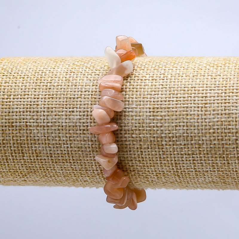 Náramek z růžového selenitu na elastické gumičce, drobné kousky, průměr 10 mm, délka 18 cm