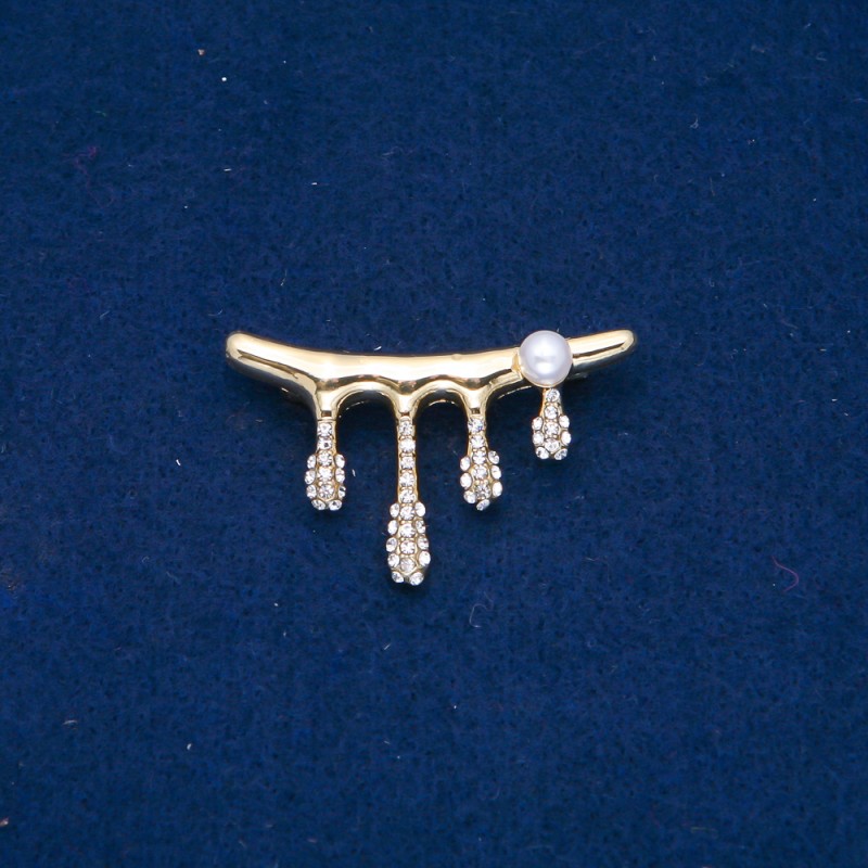 Brož zlatistého kovu, bílé štrasové kamínky a korálka 43 × 28 mm +